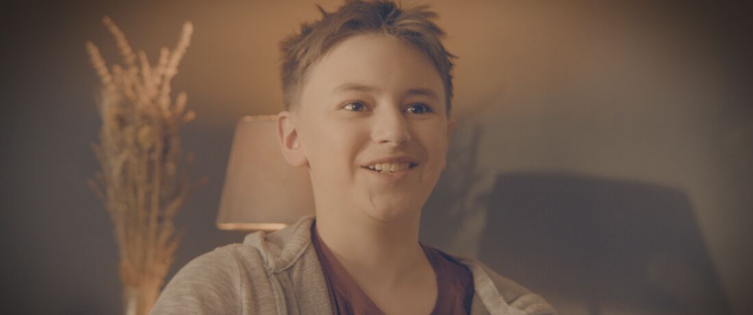 Portrait d’un garçon souriant dans une lumière chaude